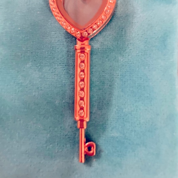 Rhinestone Magnetic Heart Locket Key Shape Pendant - Picture 3 of 3